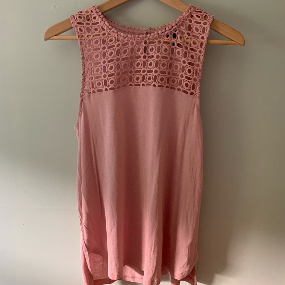 pink tank top